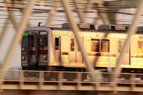 夕暮れの鉄道に光が走る