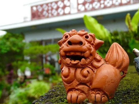魔除けのシーサー、苔むす庭園
