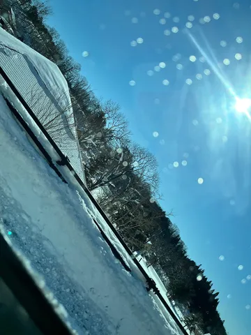冬空に輝く光、雪化粧の斜面