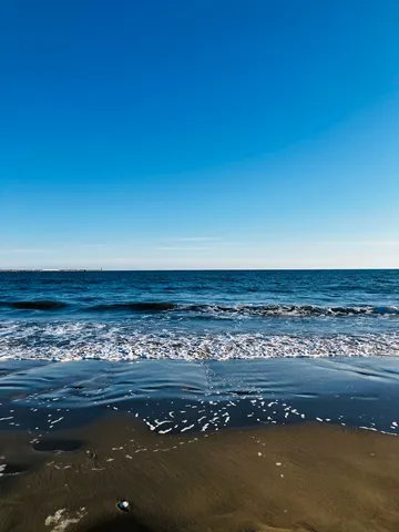藍色の海と静かな砂浜