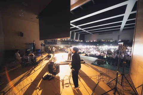 ライブ会場に響く青春の光