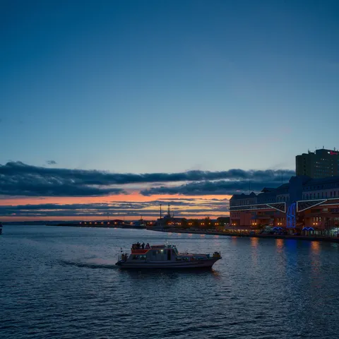 夕暮れの港、船が行く