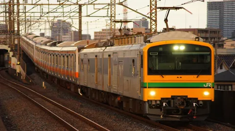 夕暮れの路線をゆく列車