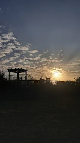 夕暮れの静寂、東屋に灯る光