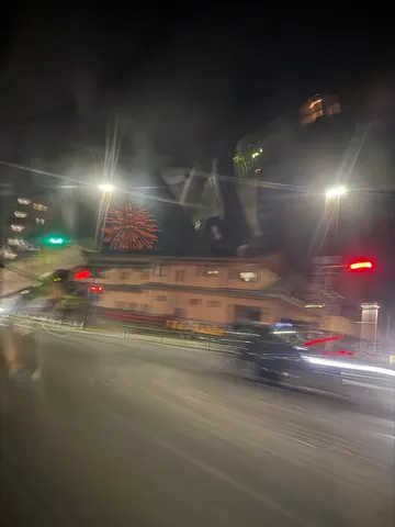 夜の街に花火の残像