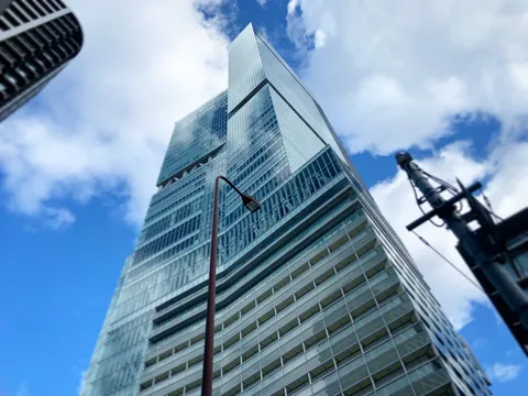 空へ伸びる都市の稜線