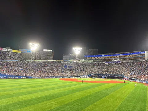 ナイター球場の熱気と静寂