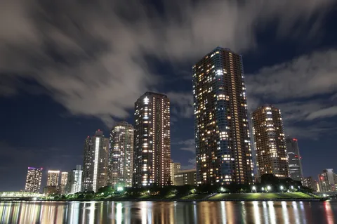 水面にほどける夜景