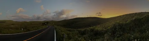 夕暮れの曲がり道と風景