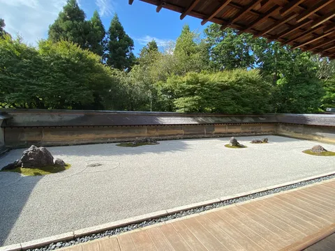 静謐な庭の白砂と岩