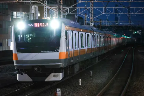 闇夜にまぶしいオレンジの疾走