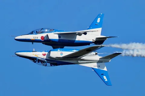青空を舞うブルーインパルスの勇姿