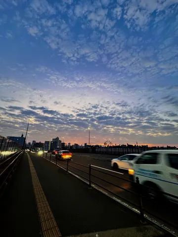 都会の夕暮れ、流れる時間