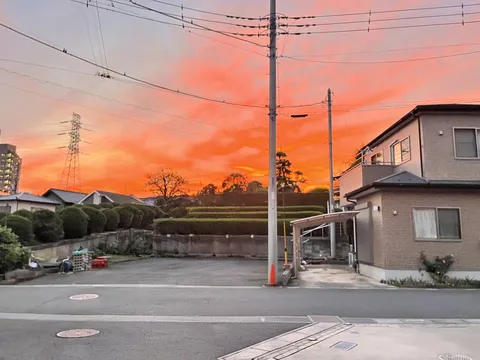 圧倒的な夕焼けに染まる街角