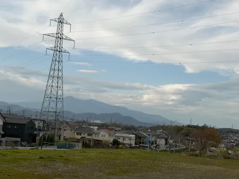 電線たちの主張、山並みも呼応