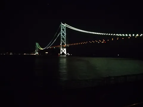 闇夜に灯る光のアーチ