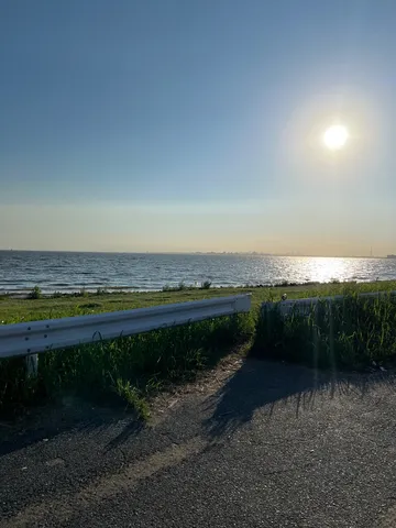 青い空と海、ガードレールのコントラスト