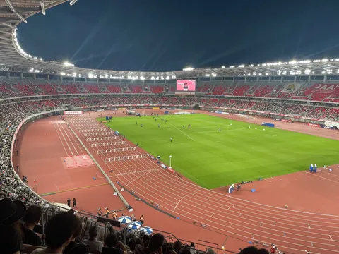 トラック競技場の夜景観戦
