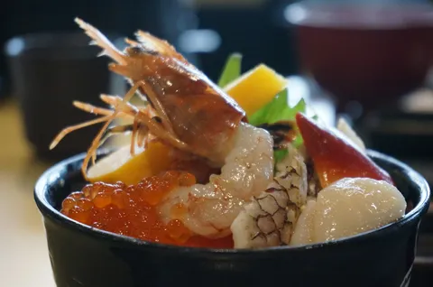 海鮮の輝き、宝石箱のような丼