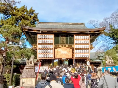 古都の灯りと賑わいの社