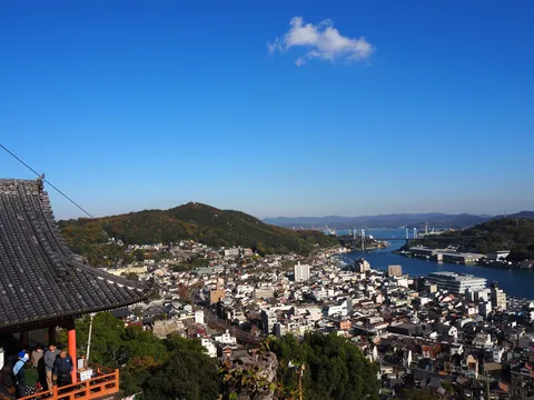 青空と水辺の街並み