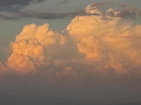 夕景の雲に染まる静寂