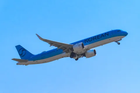 青空へ飛び立つ大韓航空機