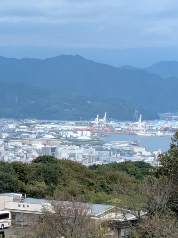 遠く霞む山々と湾岸の街
