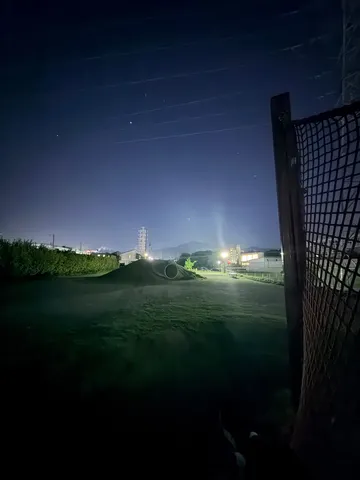 夜空を貫く光の道