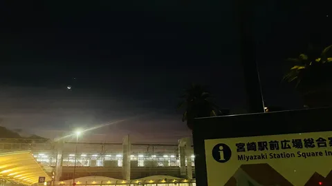 夜の駅前に浮かぶ月