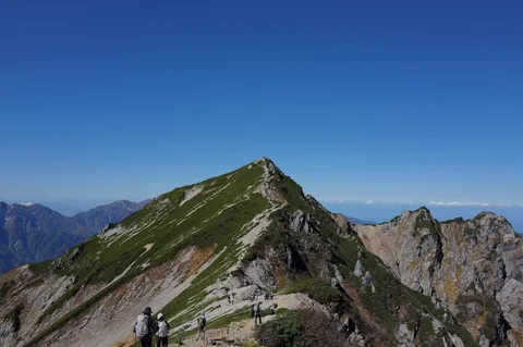 峰をつなぐ道の風景