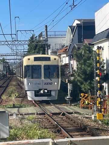 路地に響くレトロな列車の朝