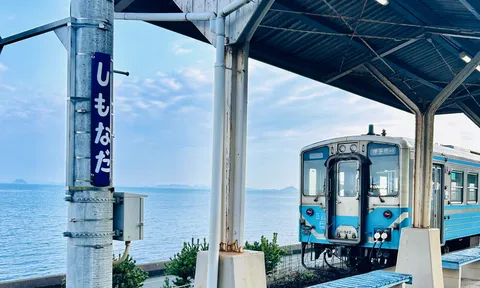 潮風感じる海辺の列車旅