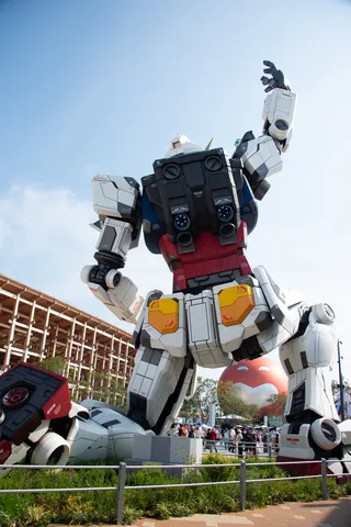 巨大ロボット、空を見上げる