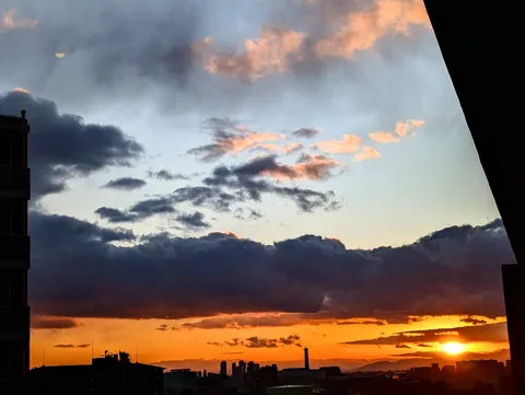 都会の空に燃える夕焼け