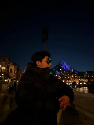 夜景とクールな横顔
