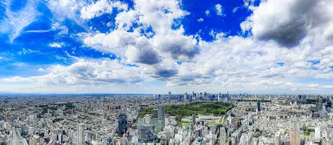 雲間にひらく都市の余白