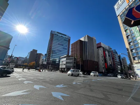 太陽と都会の交差点