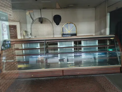 ショーケースに映る、閉店後の静けさ