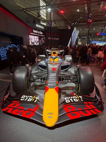 F1マシン、迫力のフロントビュー