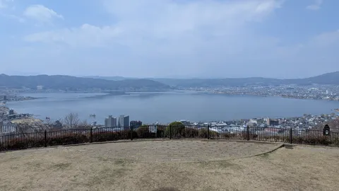 広がる湖と街の景観