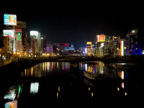 川面にきらめく都市の夜景