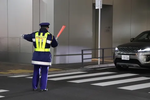 夜の横断を導く光の指示