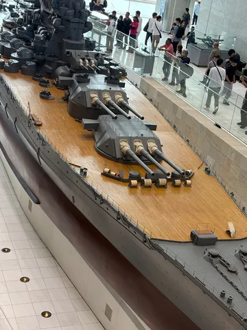巨大艦艇が静かに迫る光景