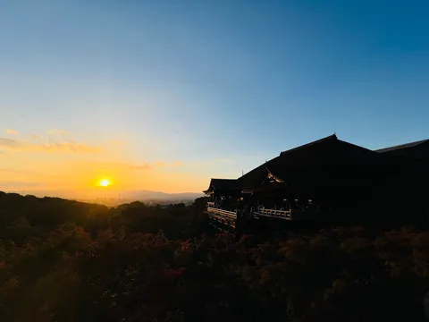 お寺もまぶしい夕焼け空