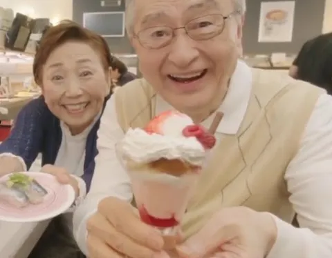 おじいちゃん、おばあちゃんと甘いひととき