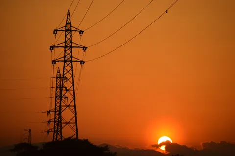夕焼けと送電線のシルエット