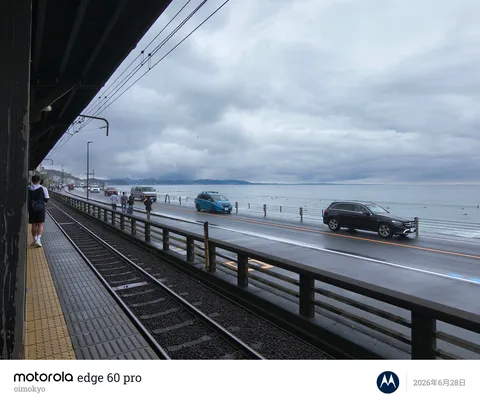海沿いの鉄道、潮風と列車の音
