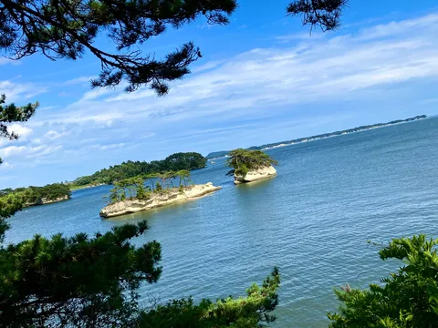 緑と青のコントラスト、海上の小島たち