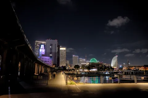 高架の影に灯る夜景